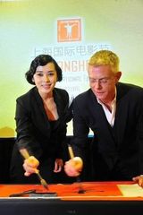 幻灯图集：余男和《朗读者》导演同写书法祝福