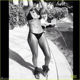 组图：蕾哈娜海滩度假照曝光 穿比基尼晒太阳