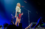 组图：泰勒红唇开唱秀美腿 狂放甩发野性魅力
