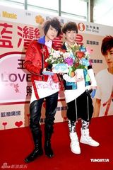 幻灯组图：棒棒堂为粉丝化妆 王子曾险遭粉丝强吻