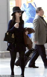 组图：李湘浓妆现身机场 穿超短裙黑丝扮靓