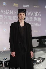 组图：日星小田切让装扮怪异 叉腰低调比V字