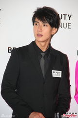 组图：吴尊想有三个小孩 爱为儿子换尿布拍裸照