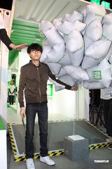 组图：方大同变身设计师 被粉丝围攻现场混乱 