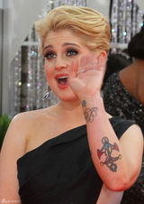 高清图：凯莉-奥斯本礼服亮相香肩柔媚