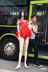 组图：吴克群和充气人偶演绎夜店醉女