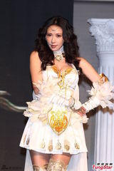 组图：林志玲cos光之女神 挥舞权杖性感曼妙