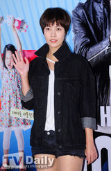 组图：2PM灿盛崔江熙等捧场《Hero》试映会