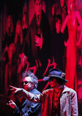 组图：《黑影》东京首映 巴顿携手德普亮相造势