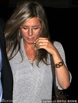 组图：安妮斯顿素颜亮相 秀鸽子蛋婚期将近