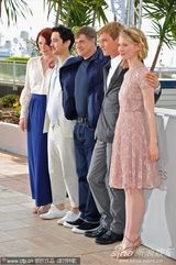 高清图：《无法安宁》发布会 米娅自带相机玩拍照