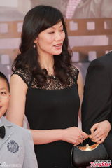 组图：万梓良携太太及亲友亮相金像奖红毯