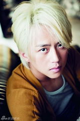 高清图：邓超全新写真曝光 白发神探变身青葱少年