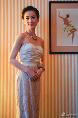 组图：黄圣依拍写真 低胸微露乳沟秀性感