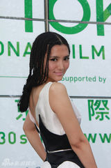 组图：李桃黑白礼服亮相 独特藏式发辫因关注