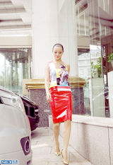 组图：爱戴穿人像印花潮T 显鬼马女人味