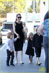 组图：安吉丽娜朱莉墨镜黑裙带孩子们购物