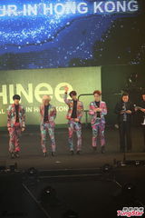 组图：韩国组合SHINee花衫开唱 台上劲歌热舞