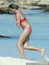 组图：迪亚兹平胸见狗仔快闪 巴里摩尔晒肥肚腩