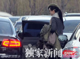组图：范冰冰回京被围观 不入家门急做美容