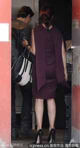 组图：阿汤哥与神秘女友补庆生日暧昧拥吻