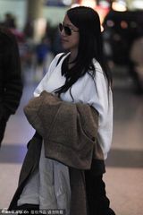 组图：王力宏抵京剪刀手卖萌 娇妻墨镜遮面严肃