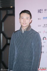 组图：赌王四太梁安琪旅行庆圣诞 否认儿子恋情