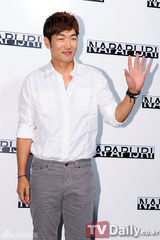 组图：高雅拉李钟赫等众韩星亮相品牌服装上市活动