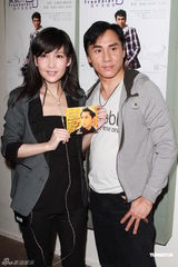 组图：周慧敏助阵黄凯芹个唱 曝对方不会用手机