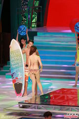 组图：港姐泳装秀热辣美胸 蛮腰翘臀各展风情