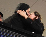 幻灯图集：皮特朱莉看球激吻 力破不和传闻