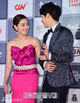 组图：李素妍携手尹翰亮相红毯深情对视
