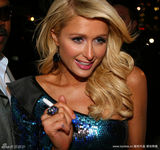 幻灯图集：希尔顿做客电视节目 穿亮片礼服抢镜