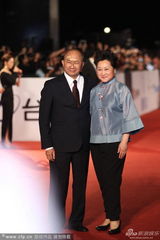 组图：吴宇森脸贴创可贴携凌波走红毯