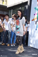 组图：舒淇不回应感情事 当妈五分钟直喊累