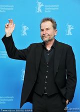 组图：《天堂希望》发布会 导演亲吻女星