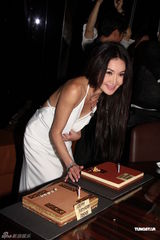 组图：温碧霞举办45岁生日会 老公献吻秀恩爱