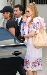 组图：妮可-基德曼夫妇返澳洲 小女儿娇憨可爱