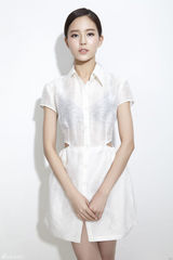 组图：温心束发俏丽写真 轻松驾驭OL风