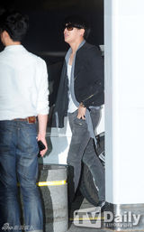 组图：JYJ飞赴越南 朴有天不惧绯闻现身机场