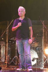 组图：巫启贤为新专辑开唱 30日将出席大炳追思会