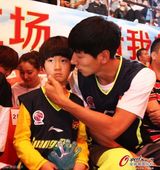 组图：张亮天天父子生活照温馨有爱