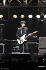 组图：方大同台北小巨蛋开唱 绯闻女友薛凯琪助阵