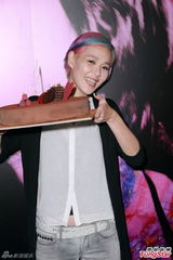 组图：歌手张悬香港开音乐会 炫彩短发超High