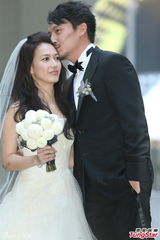 组图：张震大婚献吻娇妻 亲手为新娘提裙摆