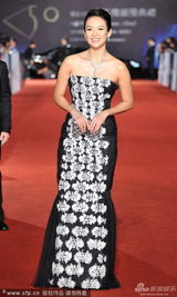 组图：梁朝伟红毯同牵刘嘉玲章子怡