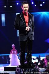 组图：郑嘉颖坐升降机频频卖萌胡杏儿白色婚纱妩媚