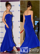 组图：百想红毯朴有天帅气 女星主打黑裙秀性感