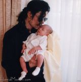 组图：迈克尔-杰克逊罕见家庭照温馨抱娃