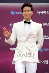 组图：百想红毯朴有天帅气 女星主打黑裙秀性感